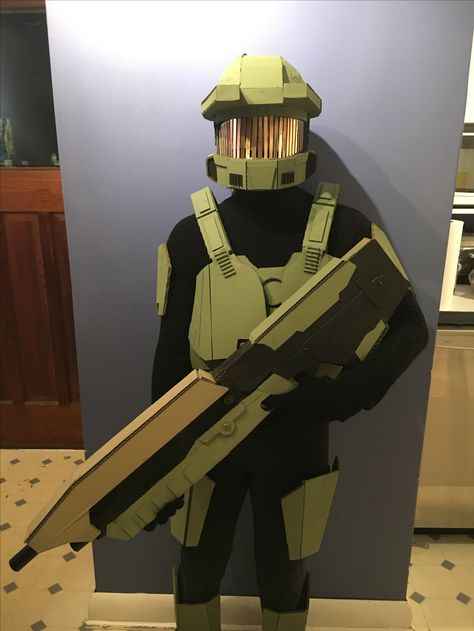 Halo, Master chief, Cardboard, Halloween costume. Halo Halloween Costumes, Halo Costume Diy, Halo Birthday Parties, Master Chief Costume, Halo Costume, Halo Halloween, Cardboard Halloween, Halo Birthday, October Kids