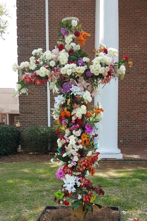 Easter Cross With Flowers, Cross Covered In Flowers, Sunday Flowers, Cross With Flowers, Cross Ideas, Church Altar Decorations, Church Altar, Church Easter Decorations, Easter Flower