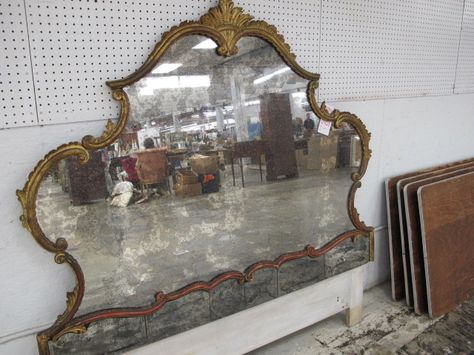 I love old mirrors, and how great of a piece would a vintage mirror headboard be??? Ideas Salon, Salon Interior Design Ideas, Tile Accent Wall, Nail Salon Interior Design, Beauty Salon Interior Design, Nail Salon Interior, Interior Design Pictures, Kitchen Post, Starburst Mirror