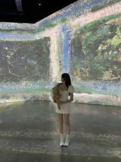 cute, aesthetic, art, art gallery, white, white dress, pearls, flowers, artwork, monet, paintings Art Gallery Dress Outfit, Museum Dress Outfit, Art Gallery Aesthetic Outfit, Art Gallery Outfit Ideas, Art Museum Date Outfit, Museum Pose, Art Gallery Date, Museum Pics, Gallery Date