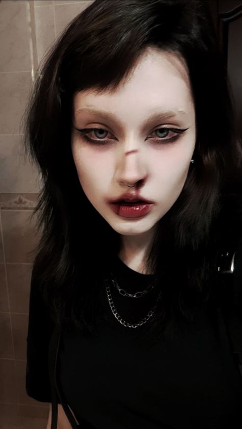 No Makeup Goth Look, Dead People Makeup, Halloween Ghoul Makeup, Sickly Makeup Look, Zombie Makeup Aesthetic, Grunge Fall Makeup, Living Dead Girl Makeup, Dead Looking Makeup, Dead Makeup Look Aesthetic