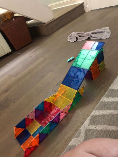 Magna Tile Building Ideas, Magnatiles Airplane, Magnatiles Ramp, Magnetic Blocks Ideas, Magnatiles Ideas For Kids, Magma Tiles, Magnet Tiles Building Ideas, Picasso Tiles, Magnet Activities