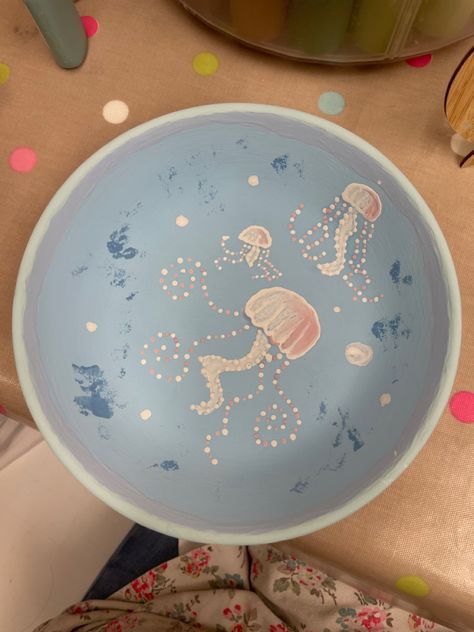 Painted Pottery Ideas Bowl, Ceramic Art Ocean, Pottery Inspo Bowls, Pond Pottery Painting, Pottery Plate Painting Ideas Aesthetic, Jelly Fish Ceramics, Cute Paint Pottery Ideas, Cute Painted Pottery Ideas, Ceramic Dish Ideas