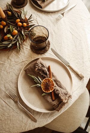 Autumn Table Scape, Fall Dinner Party Tablescape, November Flowers, Thanksgiving Dinner Table Setting, Simple Thanksgiving Table, Shabbat Table, Table Aesthetic, Modern Thanksgiving, Fall Dinner Party