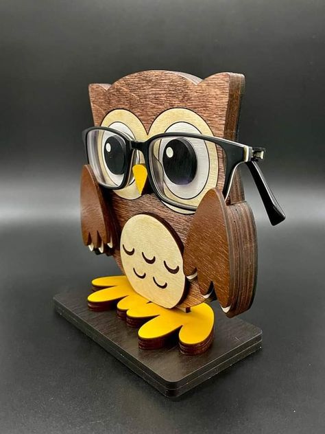 Eyeglass Stand, Laser Engraved Ideas, Magazine Crafts, Glasses Holder, Woodworking Projects That Sell, Cadeau Photo, Wood Pallet Projects, Small Wood Projects, Easy Diy Art