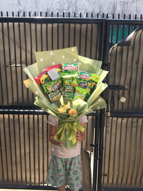 Bucket Snack Ideas, Bucket Snack Graduation, Snack Bucket Ideas, Florist Reference, Bucket Jajan, Snack Buket, Snack Bucket, Snack Bouquet, Food Bouquet