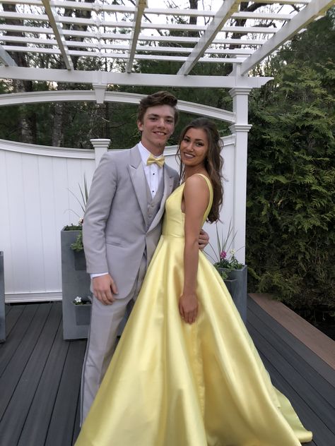 Yellow Prom Couple, Prom Matching Couples Outfits, Light Yellow Prom Dress, Homecoming Couples Outfits, Prom Suit And Dress, Beauty And The Beast Dress, Prom Outfits For Guys, Yellow Homecoming Dresses, Prom Pictures Couples