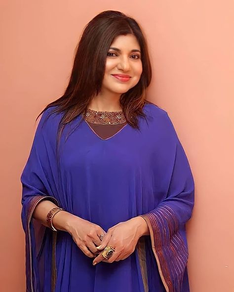 #alkayagnik #rarephotos #sridiptabanerjee #melodyqueenalkayagnik #queenofvoicealkayagnik Alka Yagnik Photos, Jassi Gill, Alka Yagnik, Happy New Year Background, National Film Awards, Bollywood Music, Rare Disease, Cartoon Girl