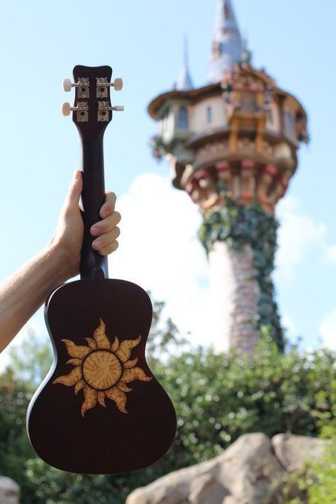 Aesthetic Ukulele, Ukelele Painted, Arte Do Ukulele, Custom Ukulele, Art Sharpie, Gitar Vintage, Wood Burning Ideas, Painted Ukulele, Ukulele Design