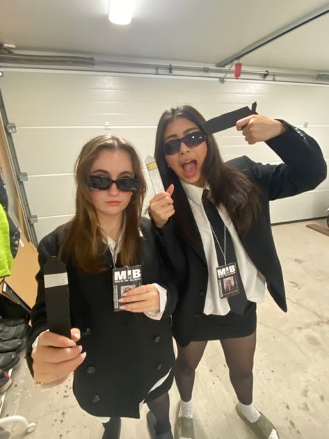 Nonbasic Halloween Costumes Duo, Halloween Costumes Matching Friends, Costume For Two Friends, Secret Spy Costume, Easy Funny Duo Costumes, Halloween Costume For Two Friends, Hollowed Costumes For Two People, Iconic Duo Costumes Best Friends Easy, Matching Outfits Best Friend Halloween