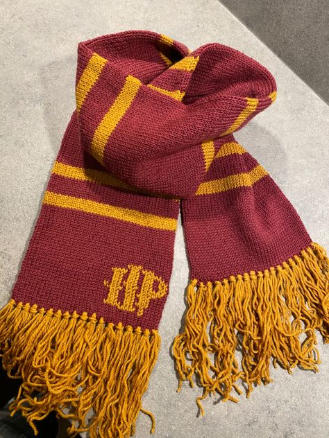 Harry Potter Knit Scarf, Crochet Scarf Aesthetic, Scarf Harry Potter, Hery Potter, Harry Potter Knit, Scarf Aesthetic, Gryffindor Scarf, Hogwarts Christmas, Free Crochet Bag