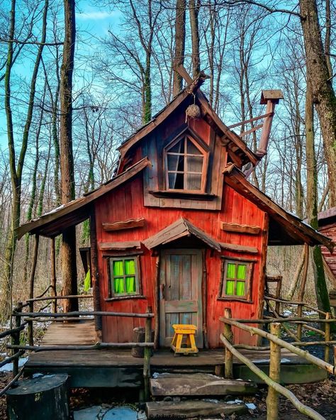 Crooked House, Crazy Houses, Fairytale House, Studio Shed, Witch Cottage, Cool Tree Houses, Tiny Cabins, Cottage Style Homes, Hobbit House