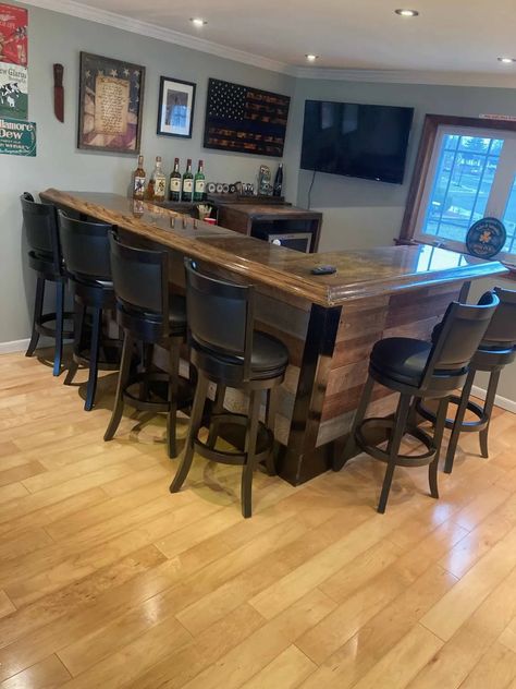 L Shaped Bar Basement, Diy Basement Bar Ideas, Cozy Cabin Interior, Diy Basement Bar, Build Your Own Bar, Rustic Basement Bar, Building A Home Bar, Home Bar Plans, Basement Bar Plans