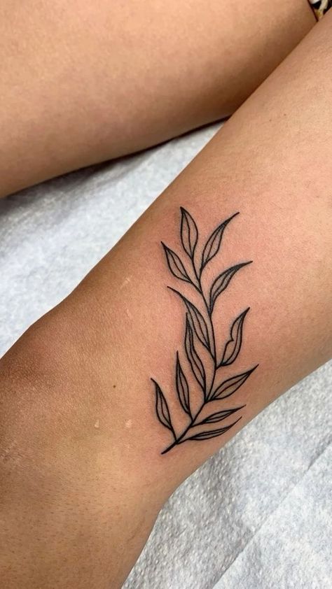 Leave Leg Tattoo, Leg Tattoos Leaves, Best Knee Tattoo Ideas, Leaf Knee Tattoos Women, Tattoos Of Plants, Knee Plant Tattoo, Leaf Tattoo Knee, Around The Knee Tattoos Women Simple, Arm Ditch Tattoos For Women