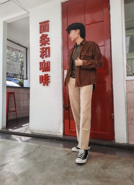 Dark Khaki Pants Outfit Men, Brown Converse Outfit Men, Dark Khaki Pants Outfit, Converse Men Outfit, Brown Converse Outfit, Khaki Pants Outfit Men, Dark Khaki Pants, Khaki Pants Outfit, White Canvas Sneakers