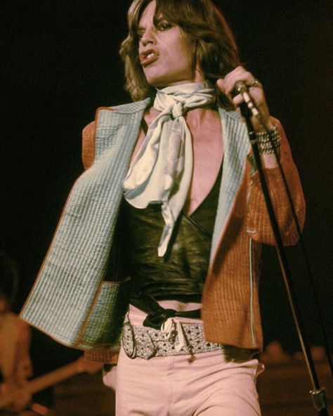 Mick Jagger Outfits, Mick Jagger 70s, Mic Jagger, Mick Jagger Style, Mick Jagger Rolling Stones, Moves Like Jagger, Like A Rolling Stone, Rock And Roll Bands, Vogue Japan