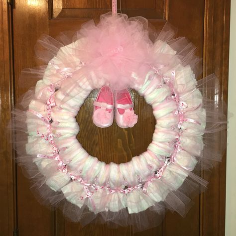 Diaper Wreath                                                                                                                                                                                 More Diaper Ideas For Baby Shower Diy, Diaper Wreath Diy, Baby Shower Party Gifts, Ideas For Baby Shower, Baby Shower Wreath, Diaper Wreath, Idee Babyshower, Baby Wreath