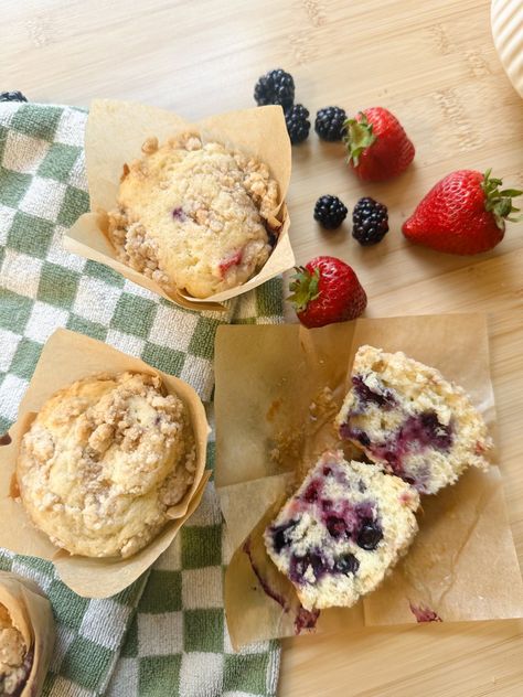 Bakery Style Triple Berry Crumble Muffins (with Video) - Munchies By Mallory Triple Berry Crumble, Strawberry Shortcake Crumble, Shortcake Crumble, Triple Berry Muffins, Mixed Berry Muffins, Crumble Muffins, Blueberry Bagel, High Protein Flour, Bagels Recipe