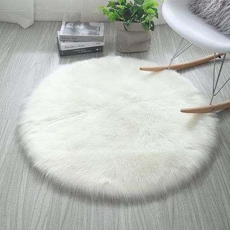 Salon Simple, Bedside Rugs, Faux Sheepskin Rug, Faux Fur Rug, White Carpet, Fur Rug, Plush Carpet, Simple Living Room, Fluffy Rug