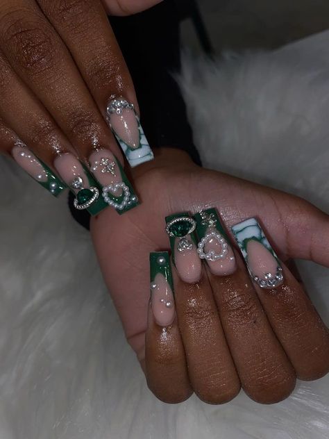 Birthday Green Nails, Green Emerald Nails Short, Green Acrylic Nails With Charms, Green Nails Jewels, Extra Birthday Nails Green, Green Nails Charms, Dark Green Nail Inspo Short, Short Green Acrylic Nails Designs, Green Birthday Nails Acrylic