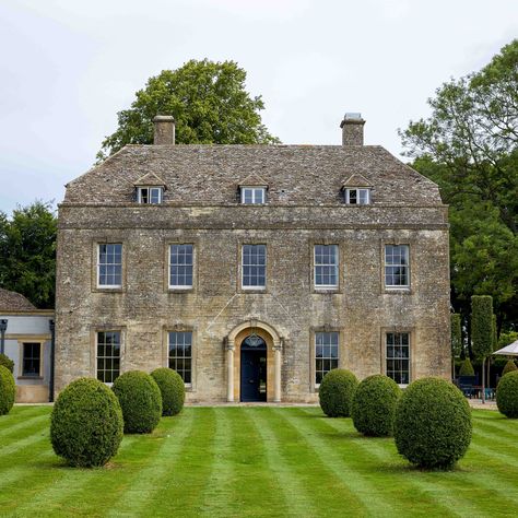 Pandora Taylor's house has a fearless and playful interior | House & Garden Leylandii Hedge, Georgian Houses, Chinese Lamps, Modern Georgian, English Manor, Manor Houses, Country Homes, Georgian Homes, San Francesco