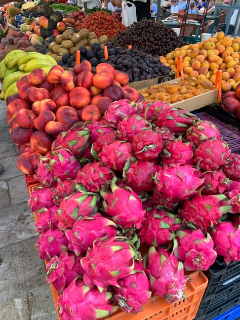 Farmers market food fruit healthy aesthetic summer vibe vacation Europe Summer Farmers Market Aesthetic, Gold Silver Makeup, Farmer Aesthetic, Farmers Market Food, Candle Affirmation, Farmers Market Aesthetic, Bathroom Dream, Coffee Frappe, Girl Best Friends