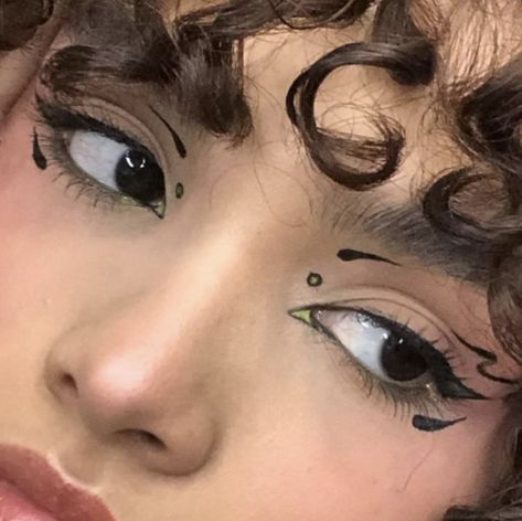 Graphic Eyeliner Heart, Eyeliner Ideas Creative, Heart Eyeliner, Liner Graphic, Eyeliner Ideas, Graphic Makeup, Graphic Eyeliner, Swag Makeup, Ethereal Makeup