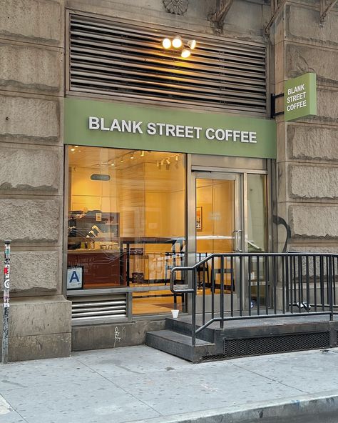 Nyc new york city blank street coffee downtown style fashiok trendy aesthetic 2024 shop Coffee Shop Nyc, New York Coffee Shop Aesthetic, Nyc Stores Aesthetic, Coffee Shops Nyc, Coffee In Nyc Aesthetic, New York Shopping, New York Coffee, Street Coffee, Coffee Shop