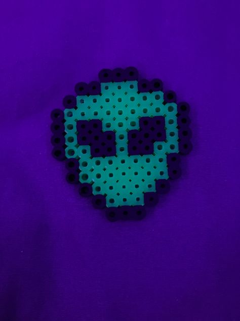 Alien Perler Bead Patterns, Glow In The Dark Perler Bead Patterns, Alien Perler Beads, Alien Pixel Art, Alien Perler, Hammer Beads, Alien Craft, Melty Bead Designs, Alien Crafts