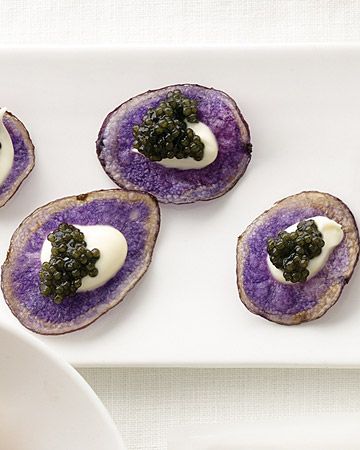 Purple potato chips with creme fraiche and caviar Caviar Recipes, Wedding Appetizers, Purple Food, Purple Potatoes, Fancy Food, White Plate, Snacks Für Party, Food Presentation, Wedding Food