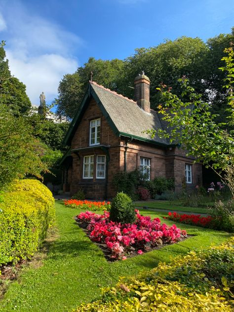 #edinburgh #cottage #cottagecore #aesthetic #travel #scotland #photo #flowers #garden Scottish Homes Cottages, Scotland Home Decor, Edinburgh House Aesthetic, Cottage In Scotland, Scotland House Interior, Scotland Homes, Scotland Garden, Cottage Scotland, Peaceful Cottage