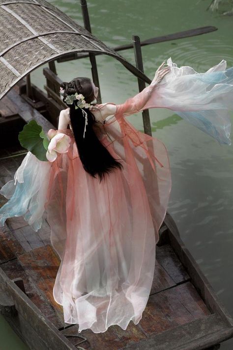 Hanfu Aesthetic, Dramatic Clothes, Chinese Princess Dress, Royal Clothes, Hanfu Girl, Chinese Dance, Cheongsam Modern, Chinese Aesthetic, Hanfu Traditional