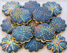 Fireworks cookies Fireworks Cookies, Fourth Of July Treats, Easy Homemade Treats, Patriotic Cake Pops, Flower Shaped Cookies, Baking Fails, Craft Nights, Patriotic Cake, Flag Cake