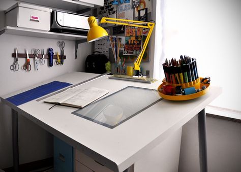 How to Make a DIY Adjustable Drafting Table from Any Desktop Art Desk Ideas, Artist Table, Hackers Ikea, Drafting Tables, Ikea Art, Desk Redo, Diy Office Desk, Artist Workspace, Ikea Desk