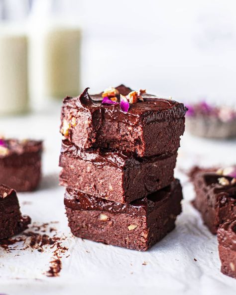 Anthea on Instagram: “Unbaked brownies with choc avocado frosting! Sometimes I love recipes when I don't have to 'cook'. It means that I can't burn anything and��…” Raw Vegan Brownies, Avocado Frosting, Raw Brownies, Best Vegan Desserts, Vegan Brownies, Raw Vegan Desserts, Protein Brownies, Healthy Vegan Desserts, Vegan Brownie