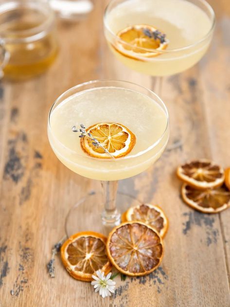 Lavender Lemon Drop, Lavender Drink, Classy Cocktails, Lemon Martini, Lavender Martini, Lavender Simple Syrup, Lavender Cocktail, Spring Cocktail, Spring Cocktails Recipes