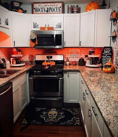 Halloween Addiction 🎃’s Instagram profile post: “Love this Halloween kitchen by @the.glass.manor! 🎃🍂 #Halloween #Autumn #Fall 📷: Found on @pinterest from @the.glass.manor” Hocus Pocus Kitchen Decor, Halloween Decorated Kitchen, Boujee Kitchen, Halloween Aesthetics, Fall Apartment Decor, Apartment Halloween, Elegant Apartment, Spooky Kitchen, Halloween Bedroom Decor