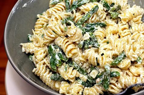 asparagus, goat cheese and lemon pasta Asparagus Goat Cheese, Lemon Pasta Recipes, Resep Pasta, Goat Cheese Pasta, Lemon Pasta, Smitten Kitchen, Cheese Pasta, Idee Pasto Sano, Comfort Foods