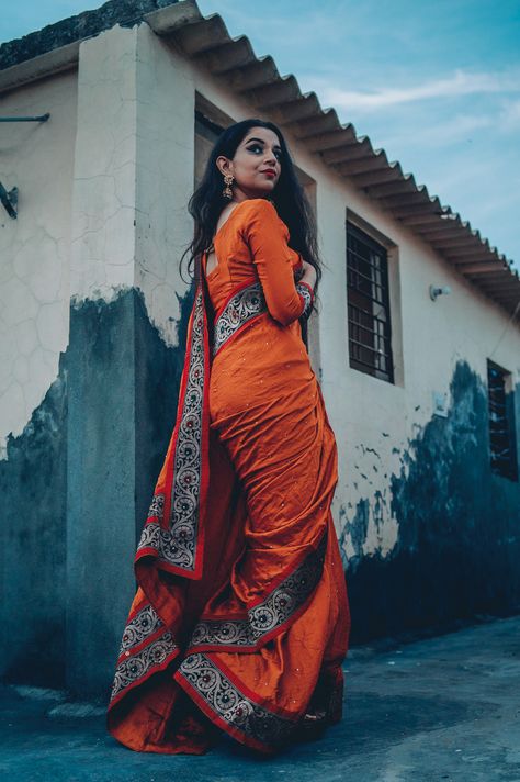 Bride Photos Poses, Modern Saree, Saree Poses, Indian Photoshoot, Self Portrait Poses, Saree Photoshoot, Photography Posing Guide, Stylish Photo Pose, Saree Models