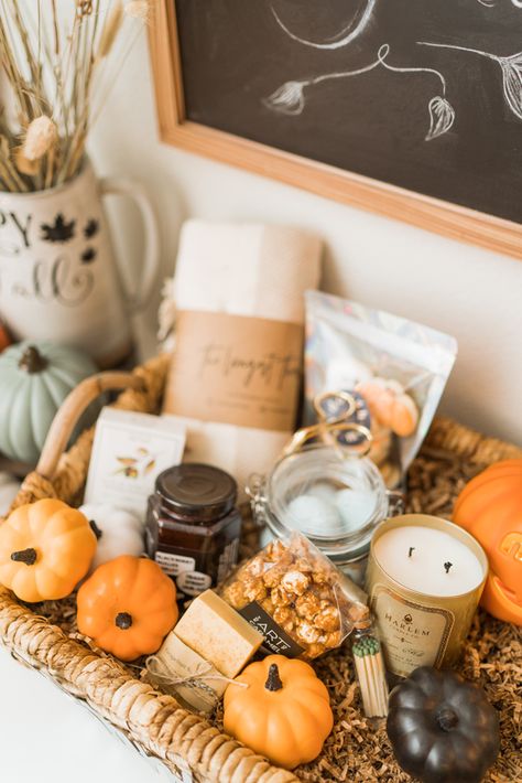 Fall-oween Gift Basket Exchange - Chic Home & Styled Parties Fall Gift Basket Ideas, Home Wall Decor Ideas, Raffle Gift Basket Ideas, Spooky Basket, Fall Gift Baskets, Halloween Gift Baskets, Raffle Basket, Best Gift Baskets, Raffle Baskets