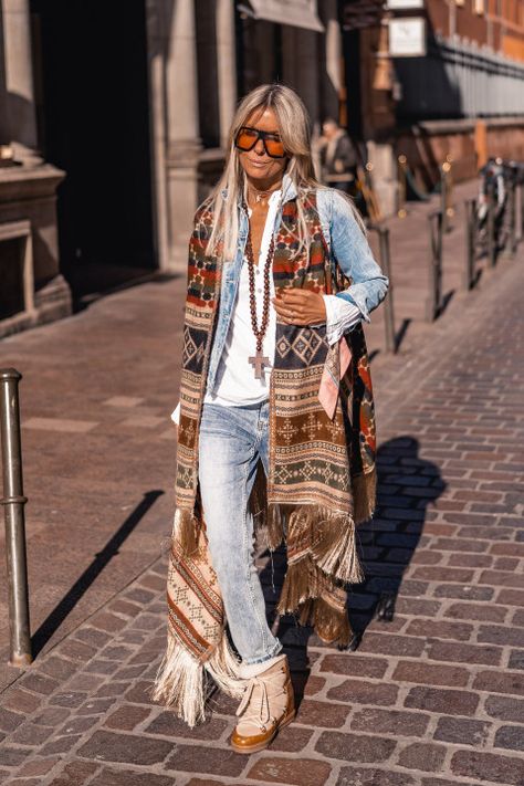 Boho Winter Outfits Hippie, Boho Style Outfits Winter, Hippie Winter Outfits, Hippie Street Style, Stile Hippie Chic, Bohemian Style Winter, Fall Jackets Outfit, Look Hippie Chic, Boho Fashion Winter