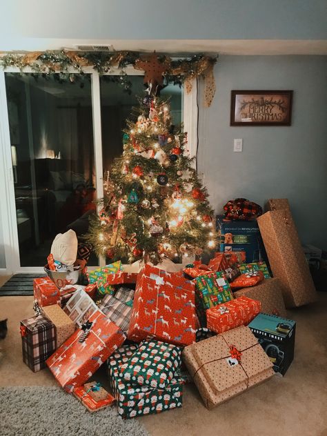 Christmas Opening Presents, Wlw Christmas, Opening Christmas Presents, Tree With Presents, Christmas Tree With Presents, Christmas Dreaming, Christmas Themes Decorations, Xmas Trees, Christmas Feeling