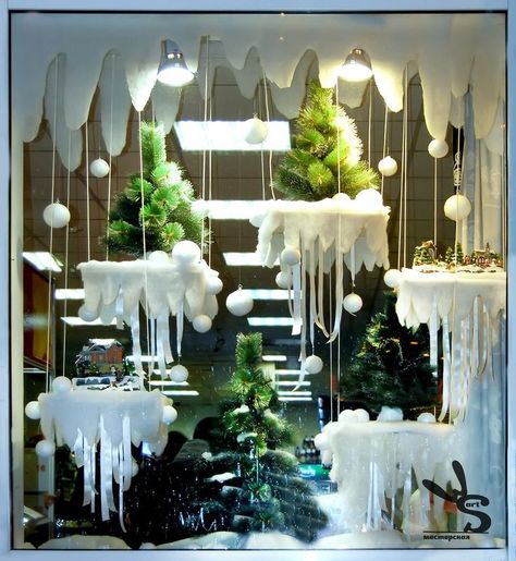 Lovely window display idea for winter Winter Window Display, Christmas Shop Window, Holiday Window Display, Window Display Retail, Decoration Vitrine, Store Window Displays, Christmas Window Display, Winter Window, Christmas Window Decorations