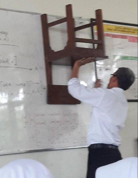 10 Momen Guru Mengajar Di Depan Kelas, Gayanya Totalitas Banget , Saat belajar di kelas, seorang guru tentu terbiasa untuk menerangkan materi di depan kelas agar semua murid dapat memahami setiap , https://www.dailysia.com/10-momen-guru-mengajar-di-depan-kelas-gayanya-totalitas-banget/ Guru Mengajar, Image Meme, Child Rearing, Cute Jokes, Jokes Pics, Meme Stickers, Me Too Meme, Anime Wall Art, Instagram Funny