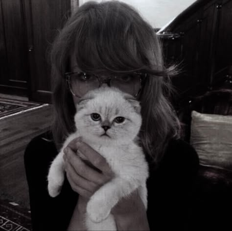 Black And White Taylor Swift, Taylor Swift's Cats, Taylor Swift Black And White, Filters Aesthetic, Taylor Swift Black, Taylor Swift Cat, Taylor Swift Icon, Icon Widget, Taylor Swift Pics