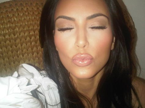 Kim Kiss. Young Kim Kardashian, Kardashian Makeup, Kim Kardashian Makeup, Kardashian Kollection, Kim Kardashian Style, Braut Make-up, Kardashian Style, Make Up Looks, Eyebrow Makeup