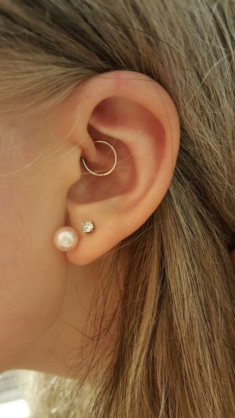 Daith Earrings Simple, Pretty Daith Piercing, Simple Daith Piercing, Dainty Daith Piercing, Darth Piercing, Daith Piercing Jewelry Simple, Daith Piercing Stud, Daith Piercing Ideas, Piercing Daith