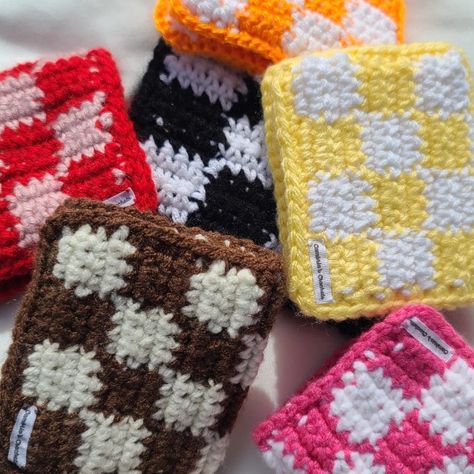 Who doesn't love a Custom crochet wallet to spice up their summer vibes! 🏖🍹👛🌞 Link in bio Knit Wallet, Crochet Wallet, Custom Crochet, Wallet Pouch, Spice Up, Love A, Spice Things Up, Summer Vibes, Crochet Projects