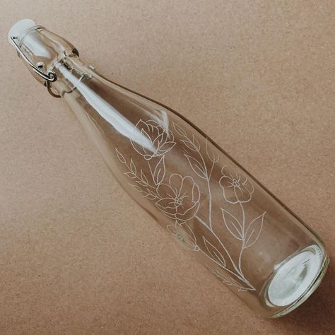 Glass Engraving Ideas, Engraving Bottle, Glass Bottle Engraving, Glass Vase Etching Ideas, Perfume Bottle Engraving, Perfume Engraving, Bottle Engraving, Glass Etching Gifts Vases, Mirror Craft