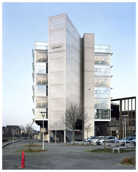 BRUTHER . New Generation Research Center . Caen (3) volumeschakeling concept volume materialisatie golfplaat translucent gevel architectuur Bruther Architecture, Brutalism Architecture, Architecture Concept Drawings, Research Centre, Research Center, Commercial Architecture, Diagram Architecture, High Rise Building, Building Facade